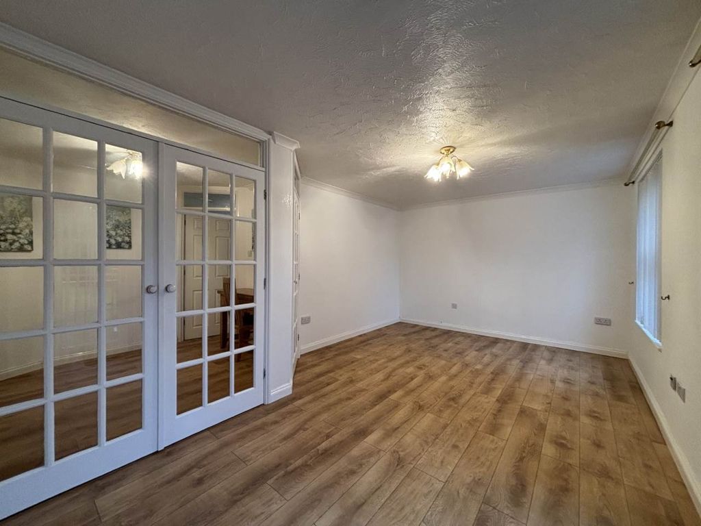 Property photo 3 of 11 Lounge 2