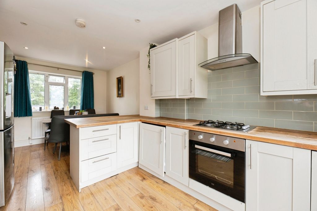 Property photo 2 of 11 Kitchen