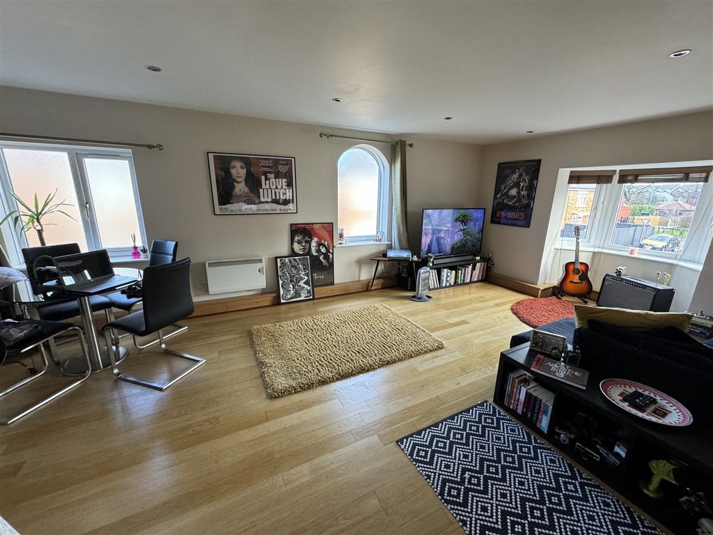 Property photo 2 of 8