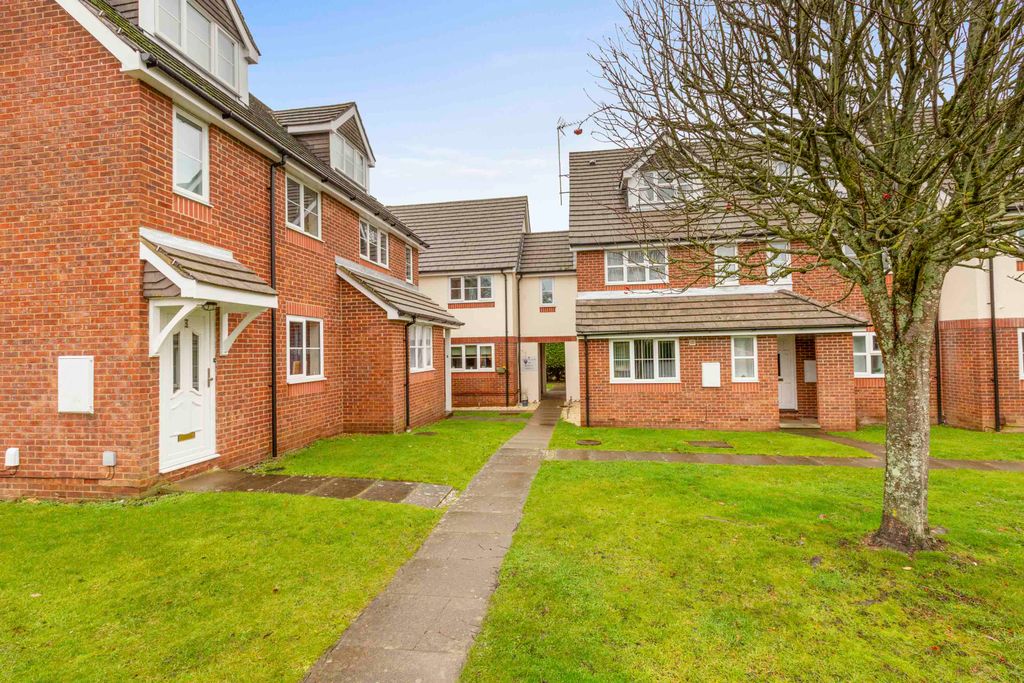 Property photo 1 of 8 10 Derwent Close, Hp7 9Pg (Low Res)-14