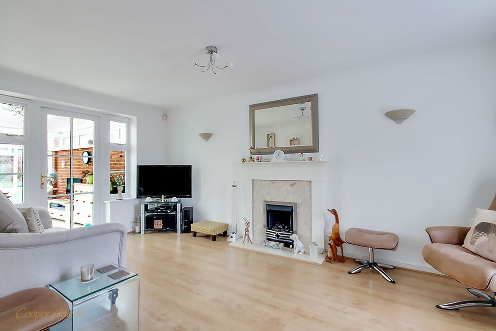 Property photo 3 of 14 Sitting Room