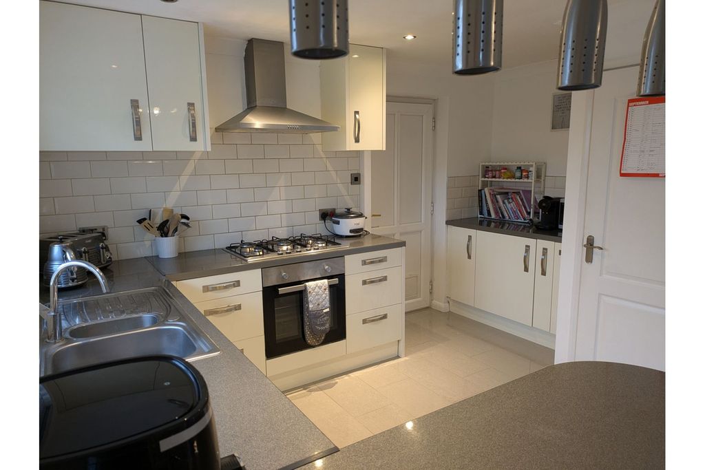 Property photo 3 of 17 Kitchen