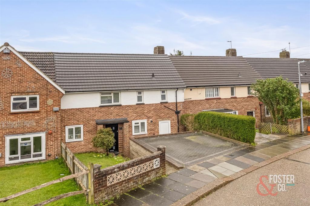 Property photo 1 of 17 Ingham Drive, 3-005.Jpg