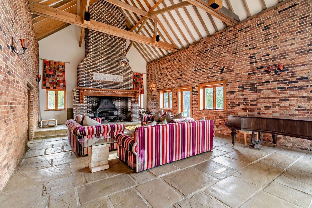 Property photo 2 of 26 Vaulted Drawing Room