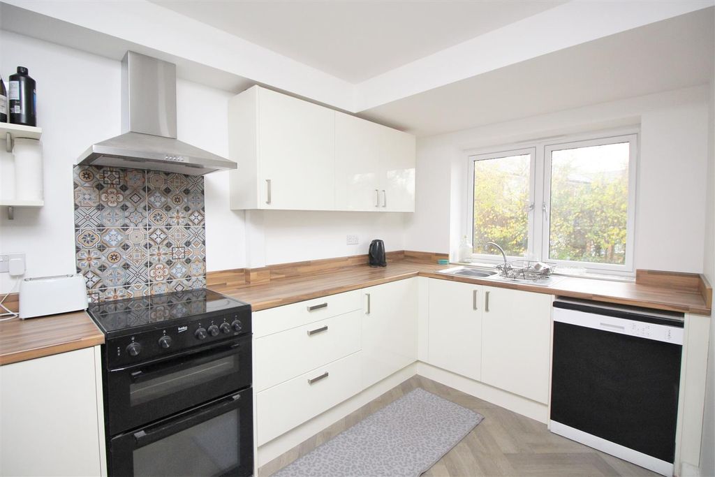 Property photo 1 of 10 Kitchen