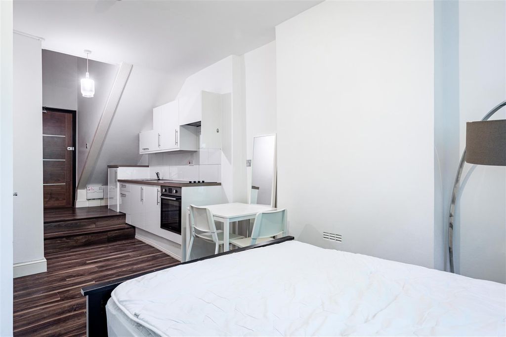 Property photo 2 of 6 F3, Holland Road-4.Jpg