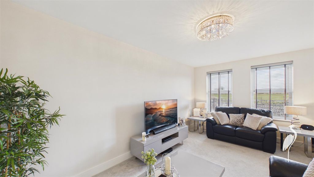 Property photo 2 of 39 Lounge