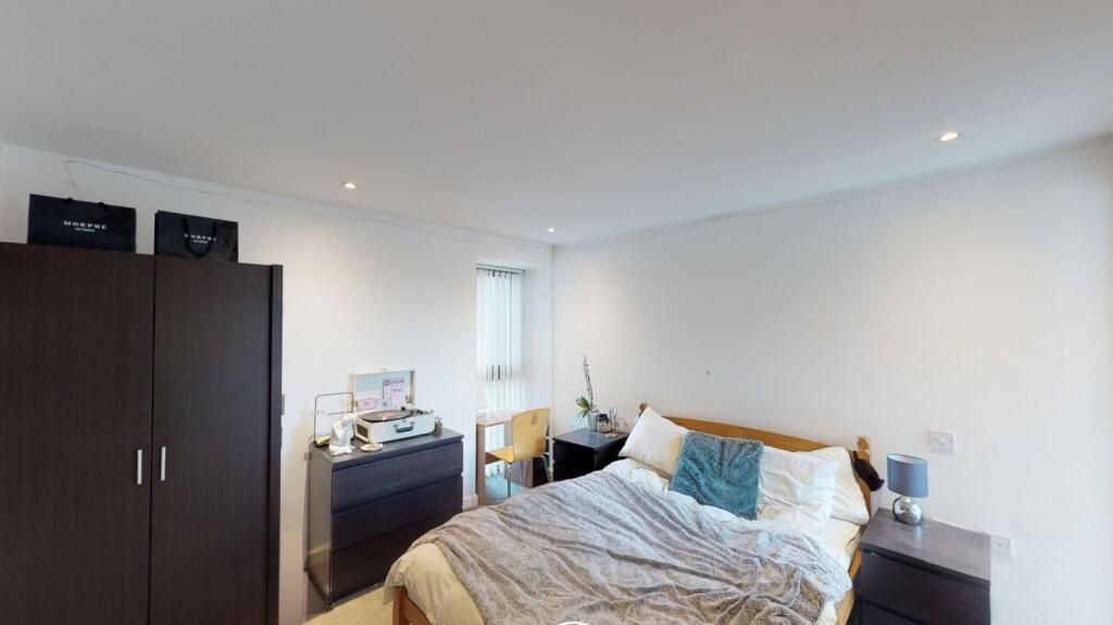 Property photo 3 of 5 A Cozy Double Bedroom Featuring A Comfortable Doub...