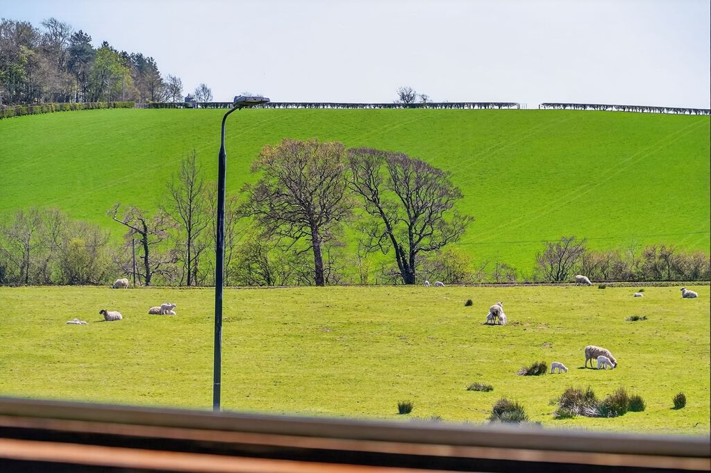 Property photo 2 of 27