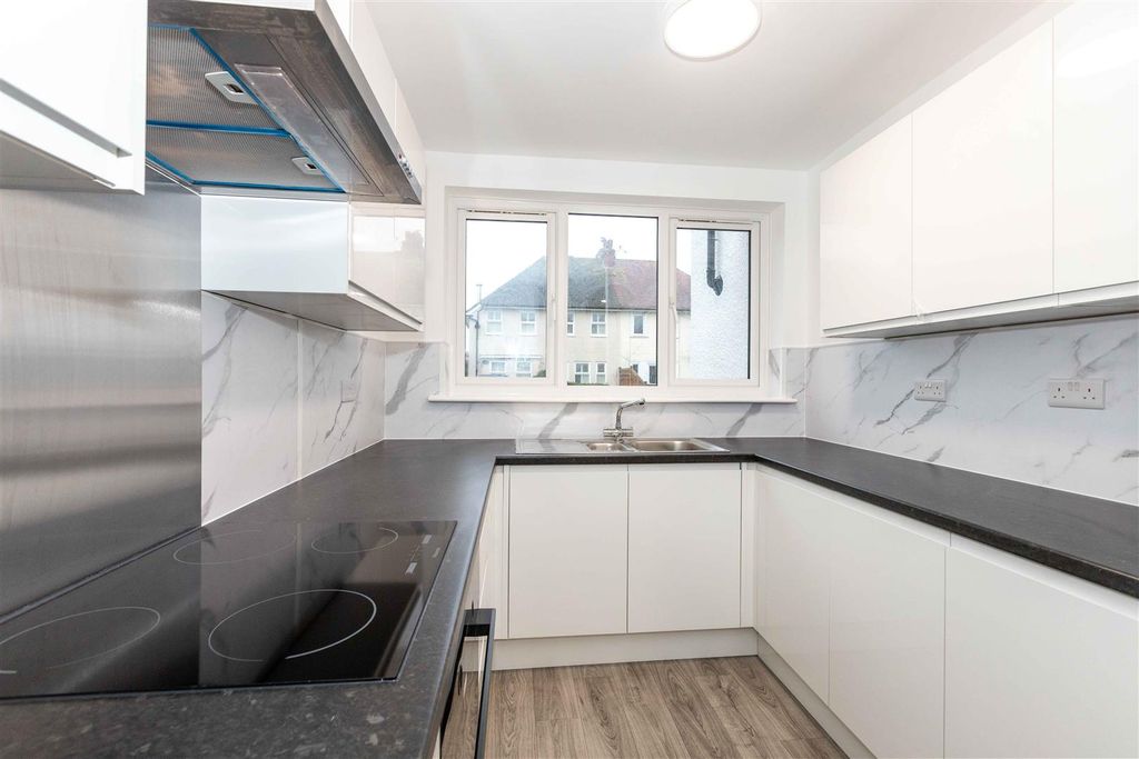 Property photo 3 of 19 Cortis Ave-15.Jpg