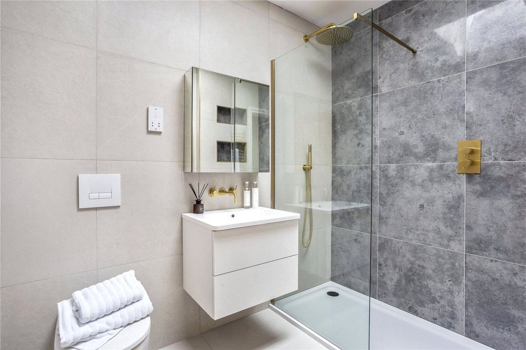 Property photo 2 of 15 Ensuite