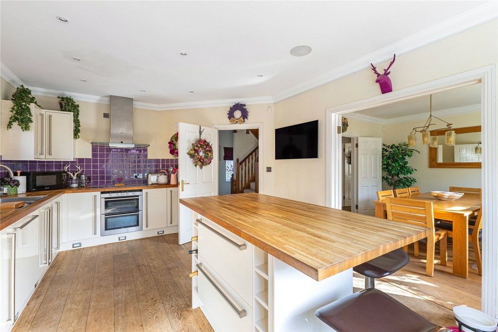 Property photo 2 of 12 Kitchen/Breakfast