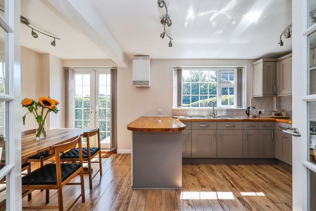 Property photo 2 of 20 Fitted Kitchen
