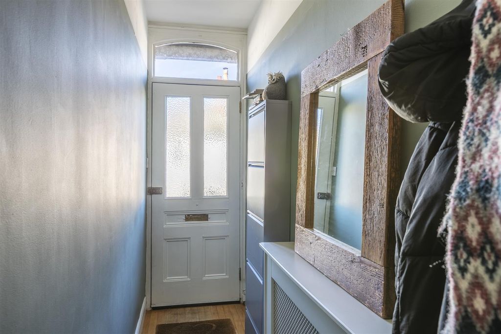 Property photo 3 of 30 Entrance Hall