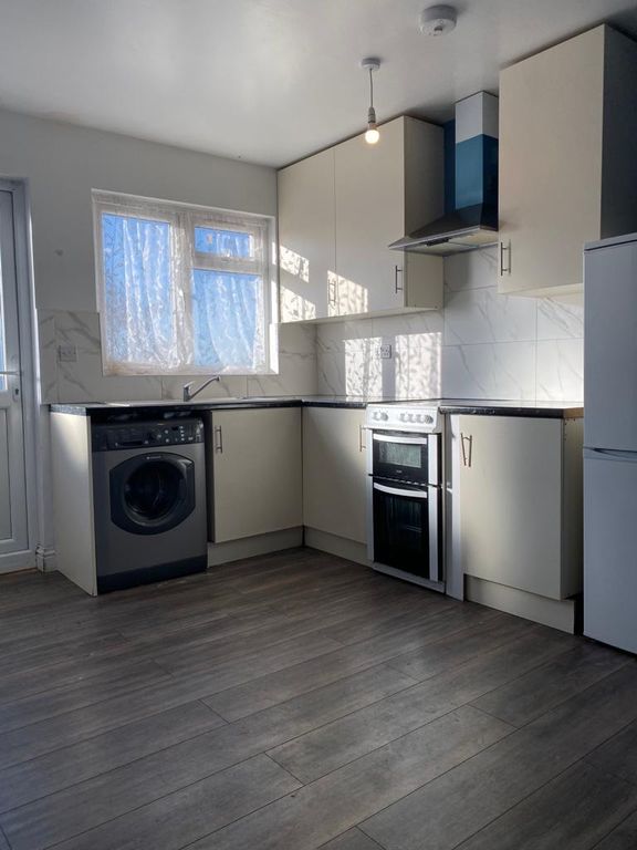 Property photo 1 of 5 153A North Hyde Road, Hayes, Middlesex, Ub3 4Ns