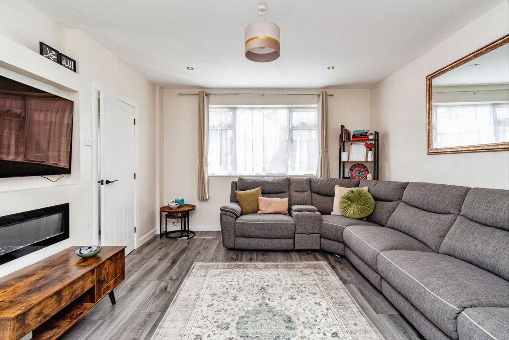 Property photo 1 of 10 Living Room