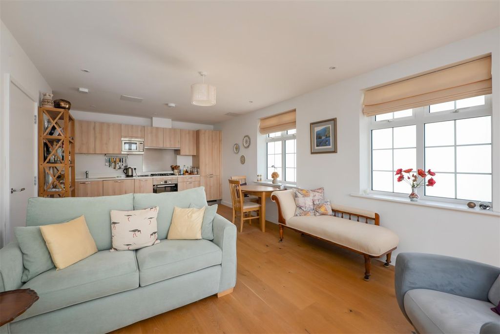 Property photo 2 of 13 Chaucer House, Wheatley Road