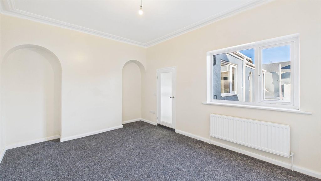 Property photo 3 of 22 Lounge