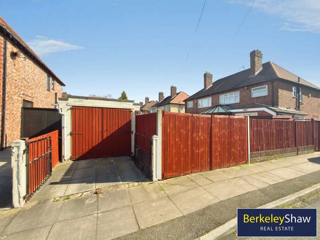 Property photo 3 of 16 Garage