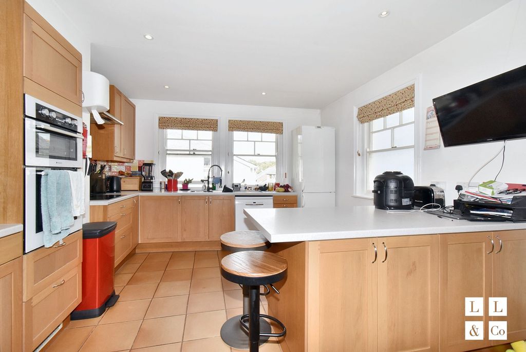 Property photo 3 of 38 Kitchen / Diner