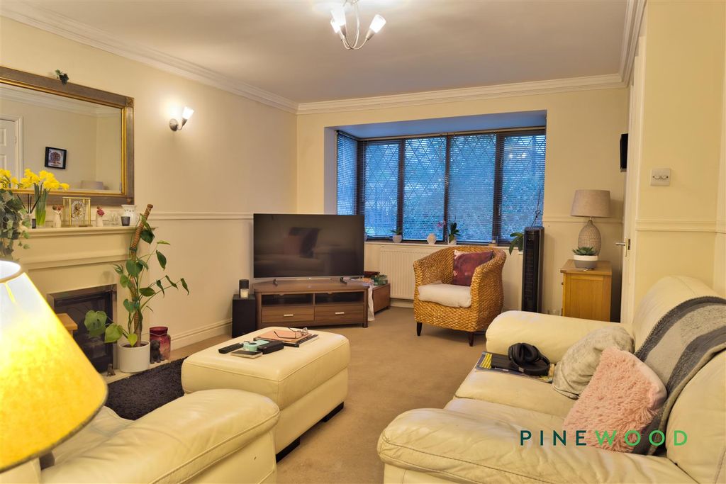 Property photo 3 of 11 Lounge