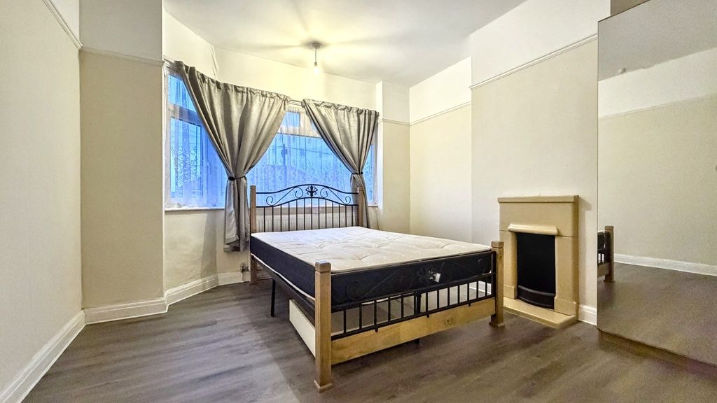 Property photo 3 of 11 Bright, Well-Presented Double Bedroom With A Bay W...