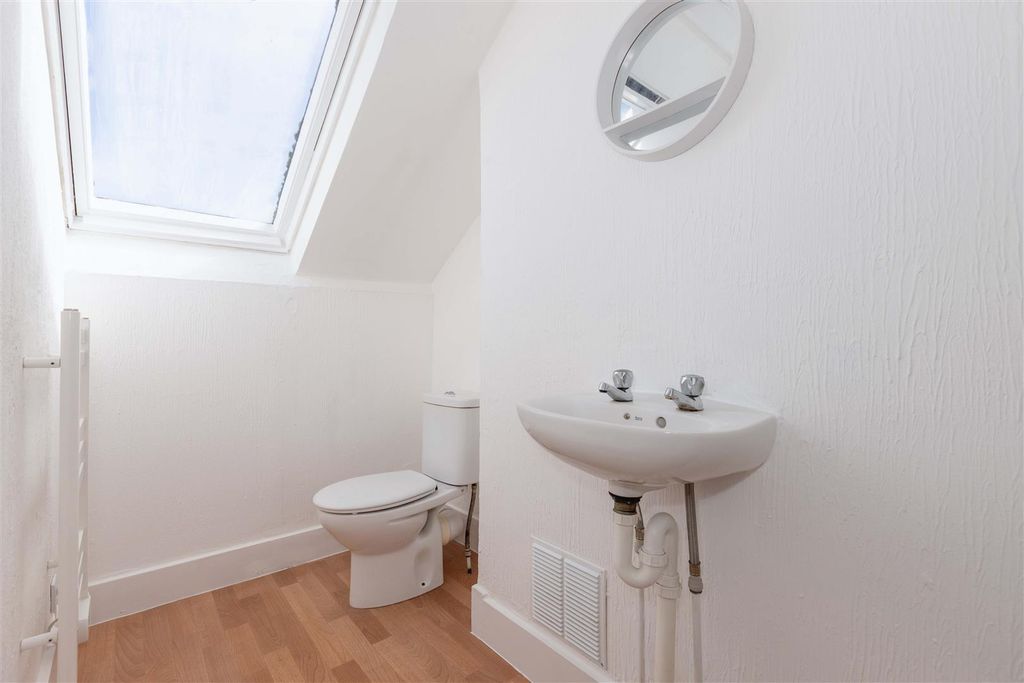 Property photo 3 of 8 Clifton Rd_6.Jpg