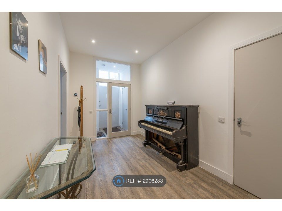 Property photo 2 of 9 Vestibule