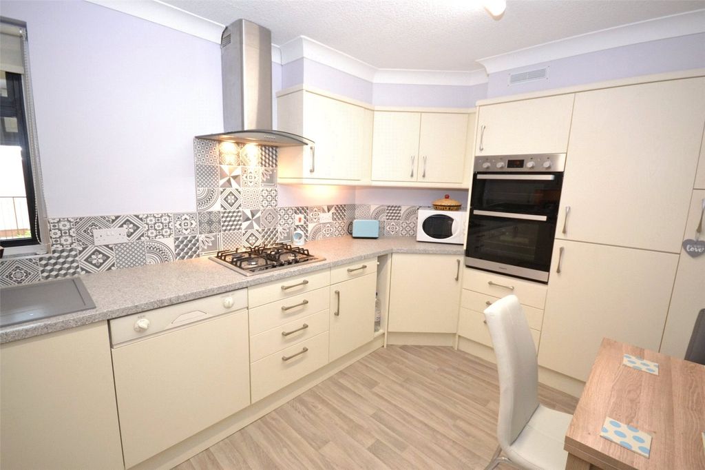 Property photo 3 of 10 Kitchen