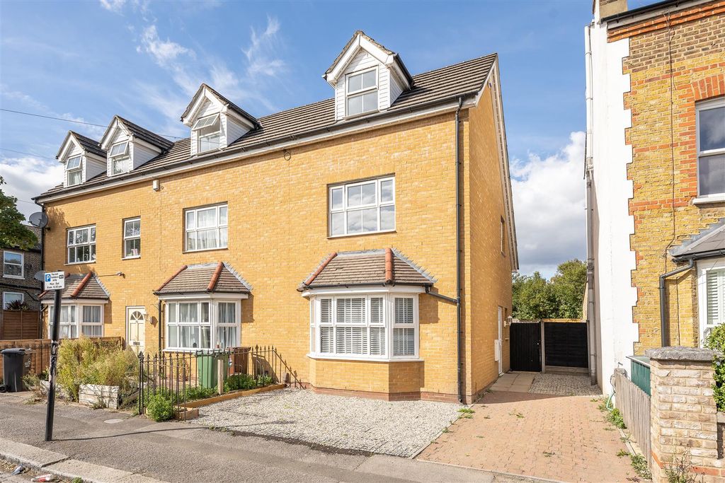 Property photo 1 of 27 Thornhill Road, E17