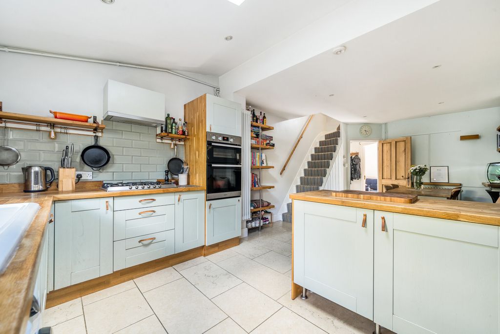 Property photo 2 of 20 1335267-16-689Df8...