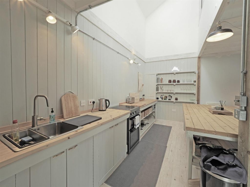 Property photo 3 of 13 Lounge/Kitchen
