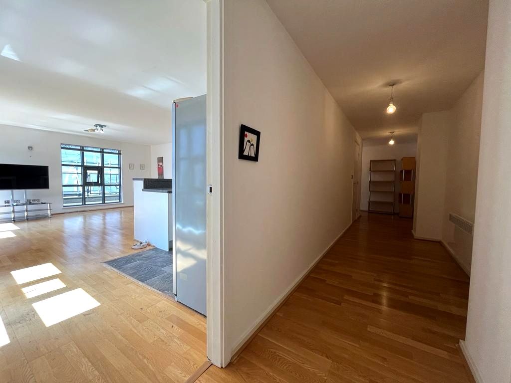 Property photo 2 of 11 Hallway