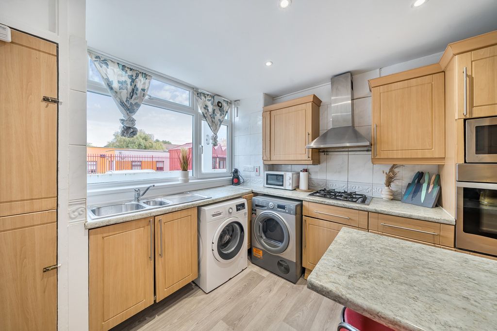 Property photo 3 of 20 Kitchen