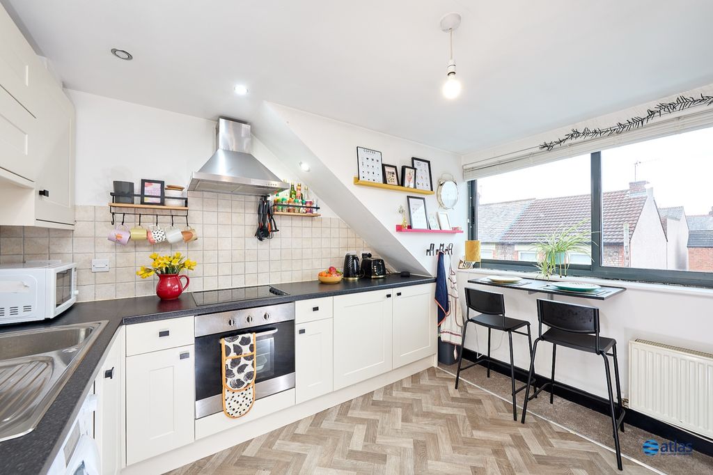 Property photo 3 of 12 Kitchen