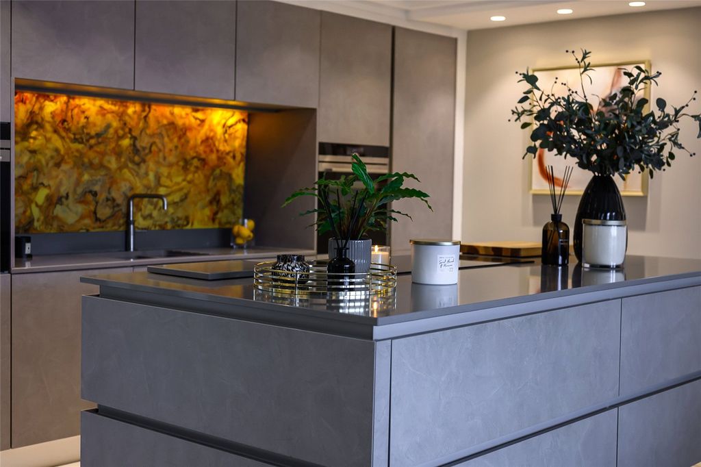 Property photo 3 of 27 Kitchen