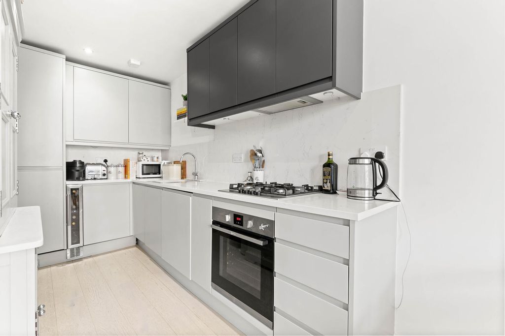 Property photo 3 of 10 Kitchen