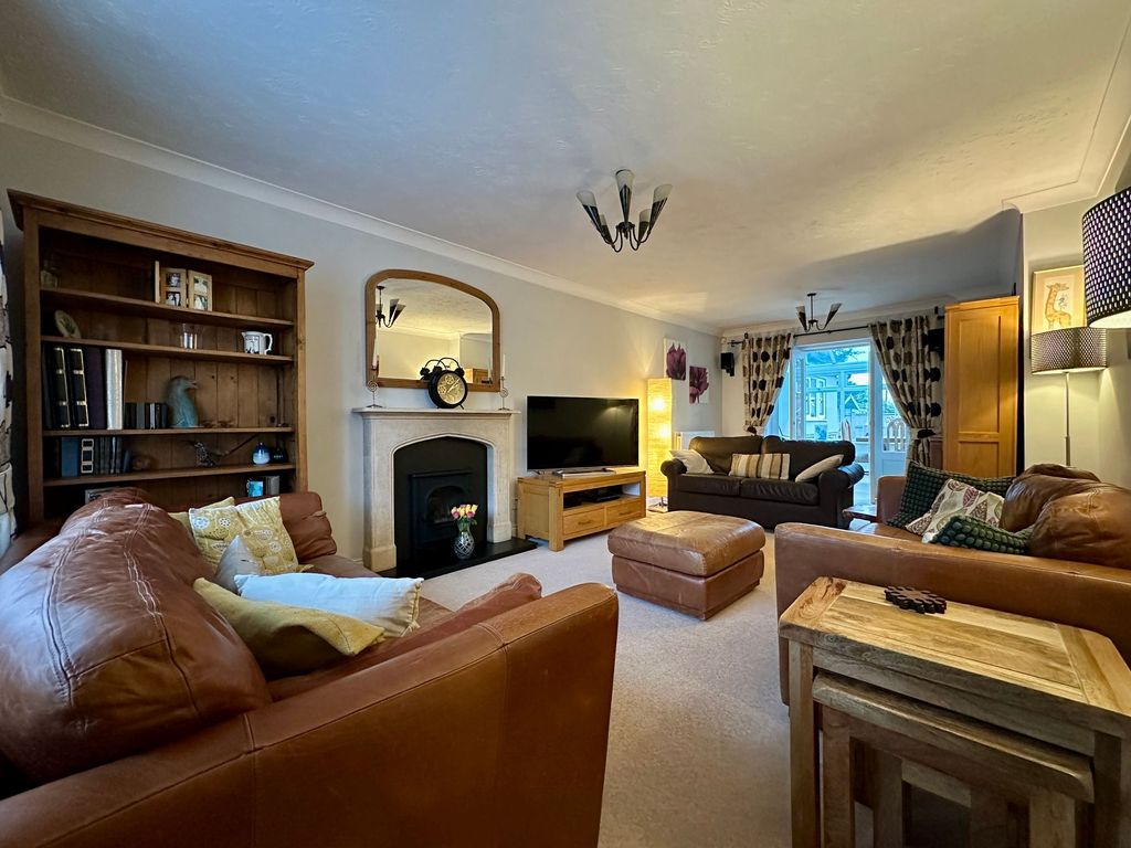 Property photo 3 of 29 Lounge