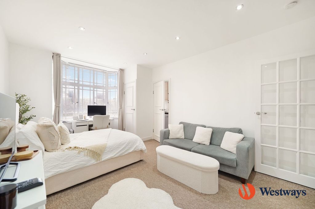 Property photo 3 of 9 Living Space