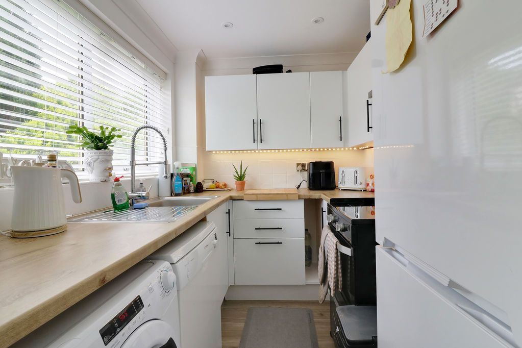 Property photo 3 of 12 Kitchen