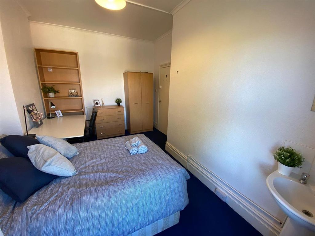Property photo 2 of 14 Room 6