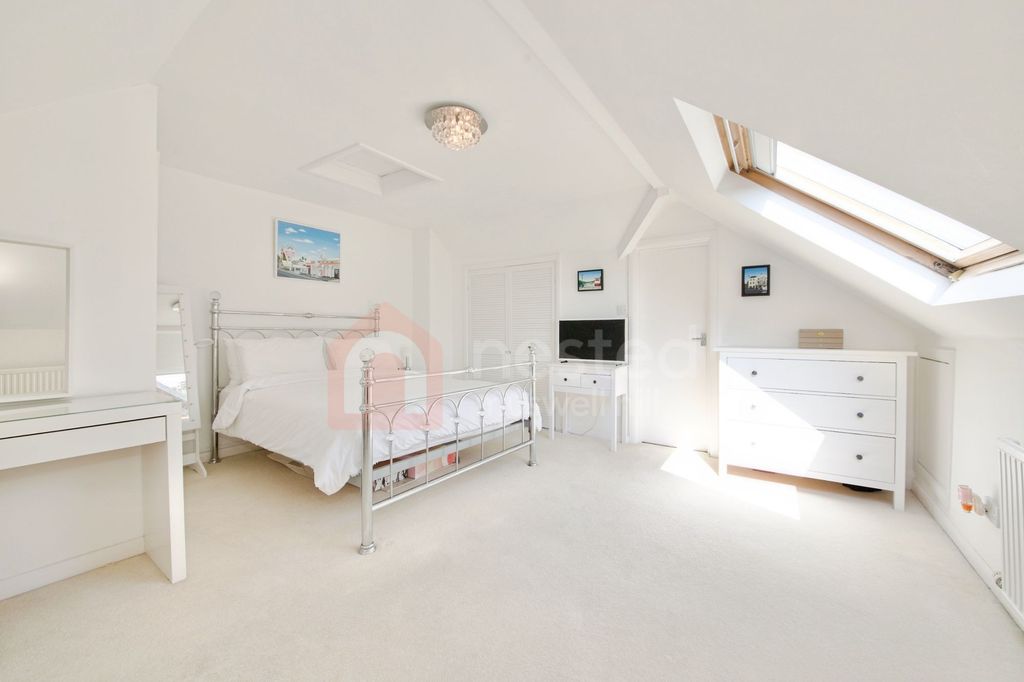 Property photo 3 of 16 Principle Bedroom