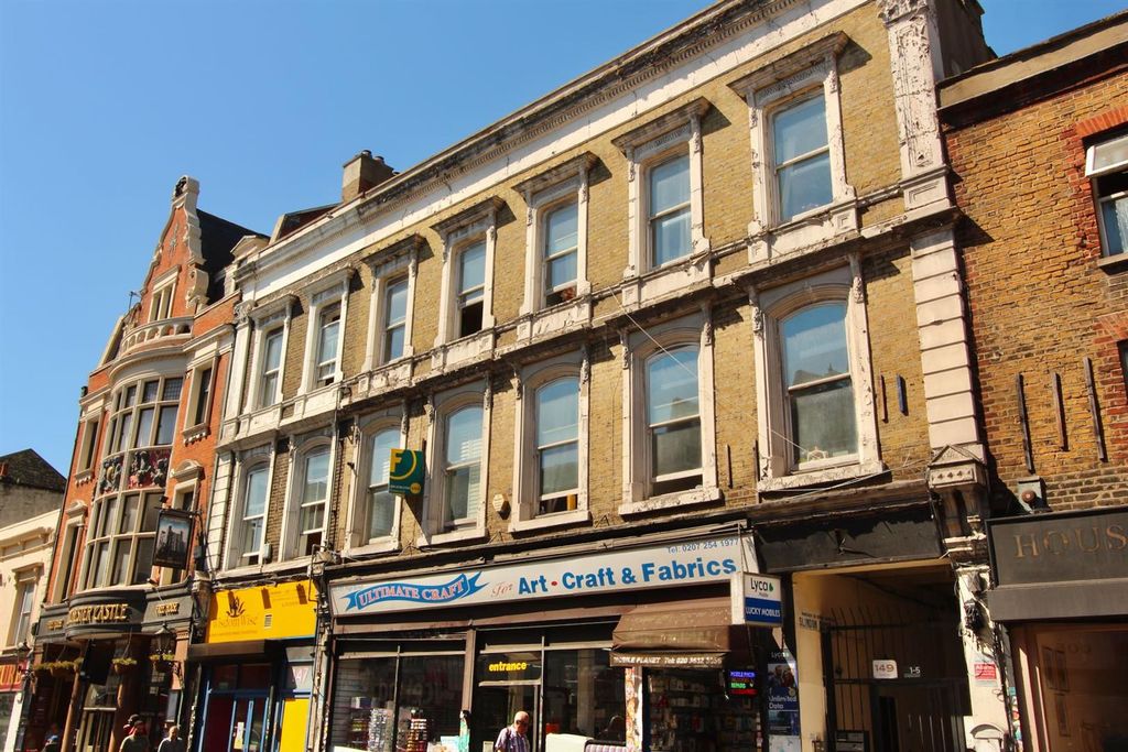 Property photo 2 of 12 Stoke Newington High Street, N16