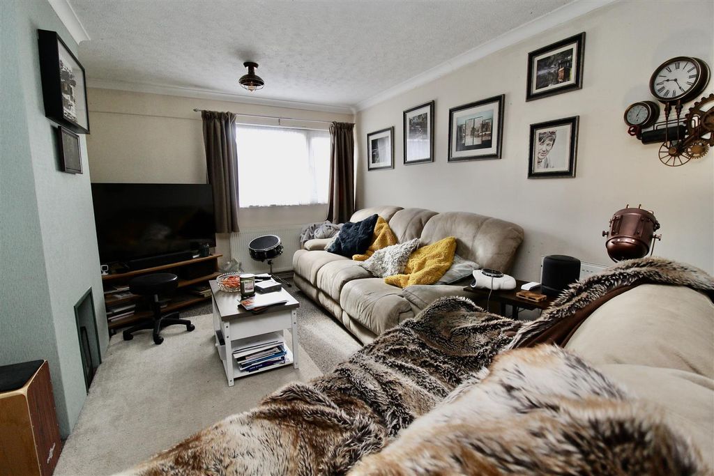 Property photo 2 of 8 Lounge