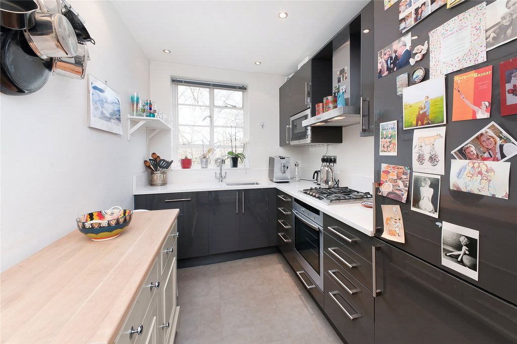 Property photo 2 of 9 Kitchen