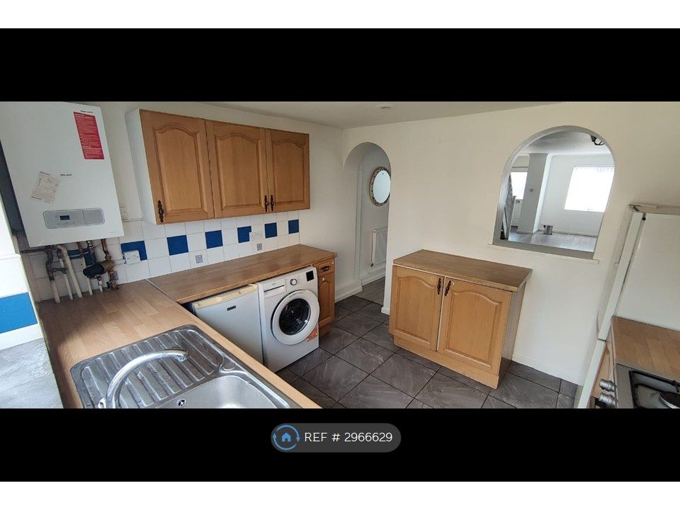Property photo 3 of 10 Kitchen