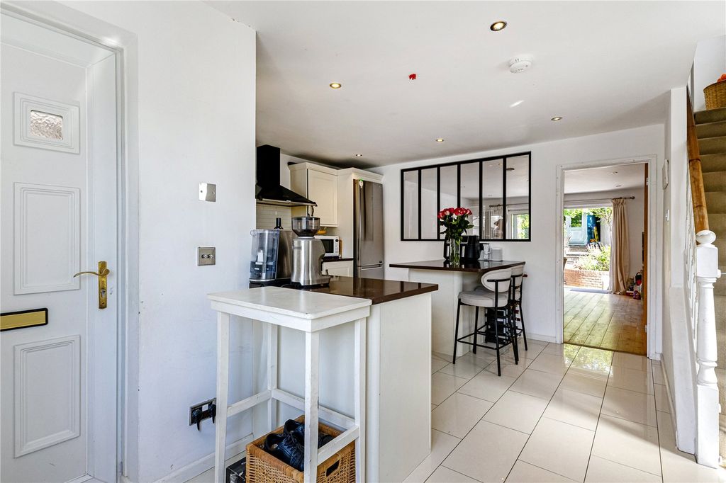 Property photo 2 of 17 Entrance/Kitchen
