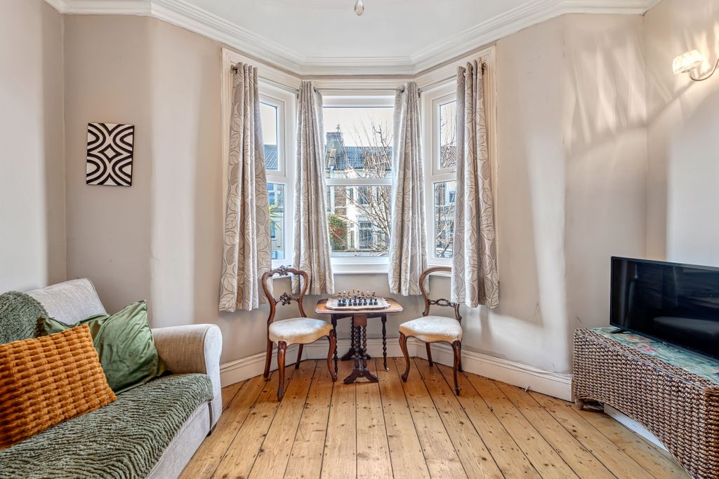 Property photo 1 of 33 Lounge