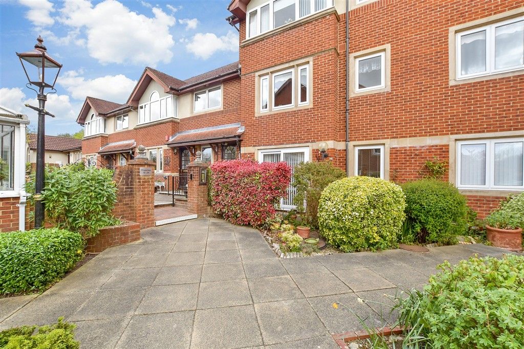 Property photo 1 of 10 Communal Gardens