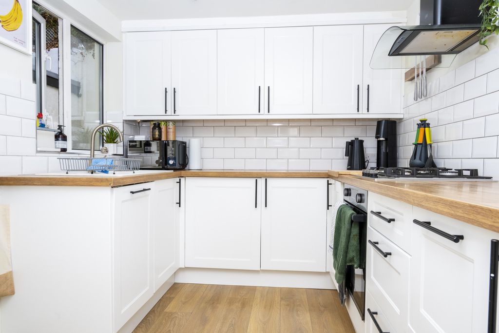 Property photo 2 of 33